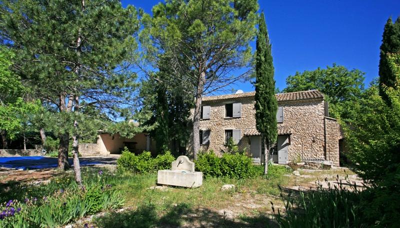 Luberon, on a 15.800 m² flat piece of land, old silkworm nursery converted and renovated